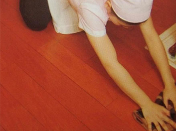 夏季地板也要降溫保養。